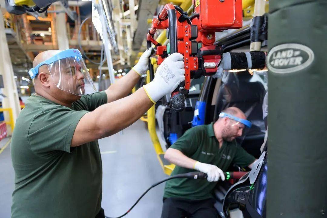 2025年12月19日，捷豹品牌 最后一台燃油车F-PACE SVR在英国索利哈