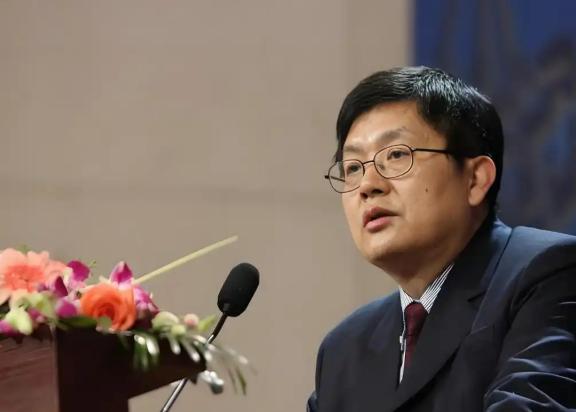 中方曾提醒民众谨慎赴日之际，复旦大学冯玮却公开鼓励中国学生前往日本留学，并将这一