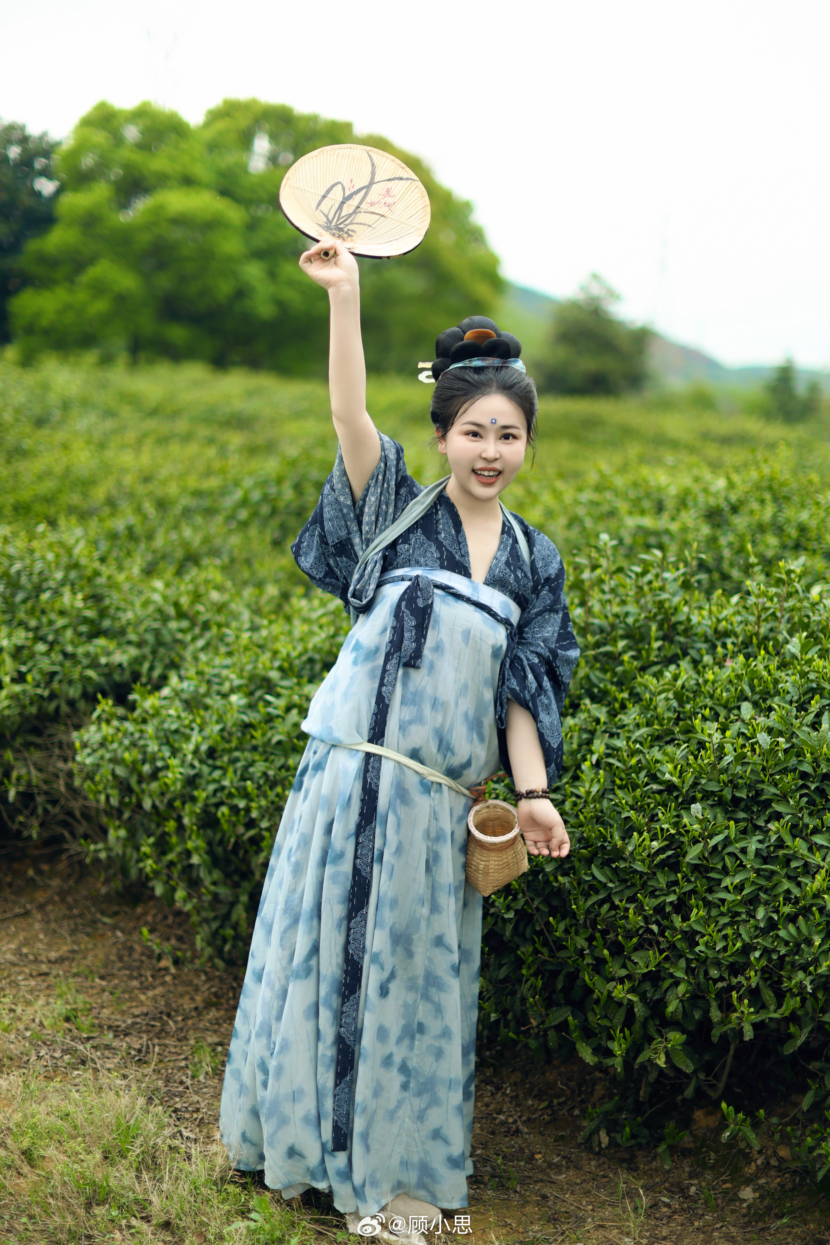 历史女子工作图鉴（一）集合了一些今年拍的古代女子工作图鉴：春日的采茶女，秋日的采