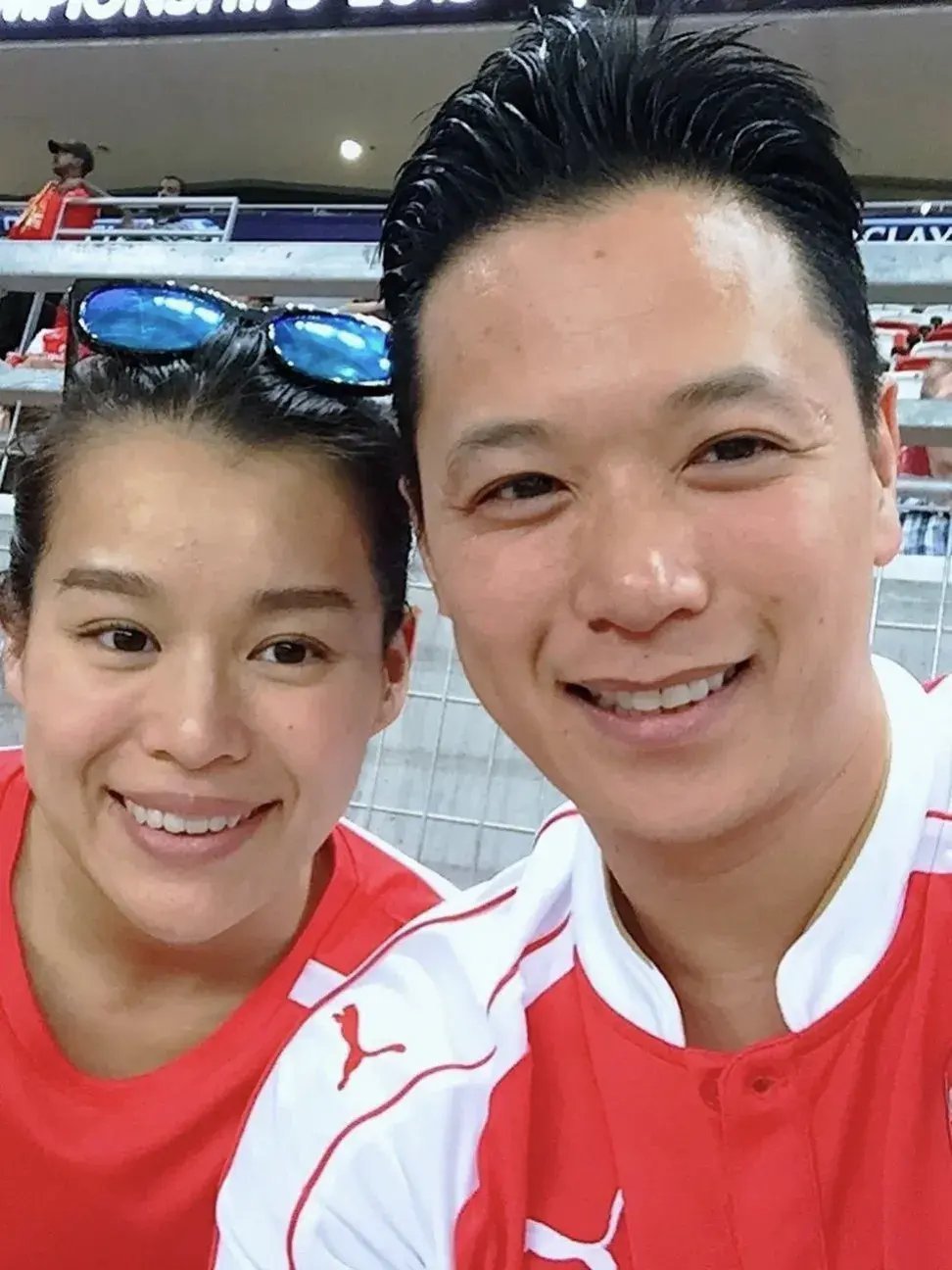 胡杏儿和老公儿子去看足球赛，全家穿了球迷服，还和运动员见了面！ ​​​