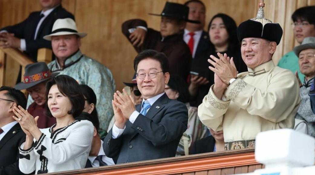 李在明去蒙古国转了三天，签了二十多份协议，表面上是“黄金时代”的友好访问，背地里