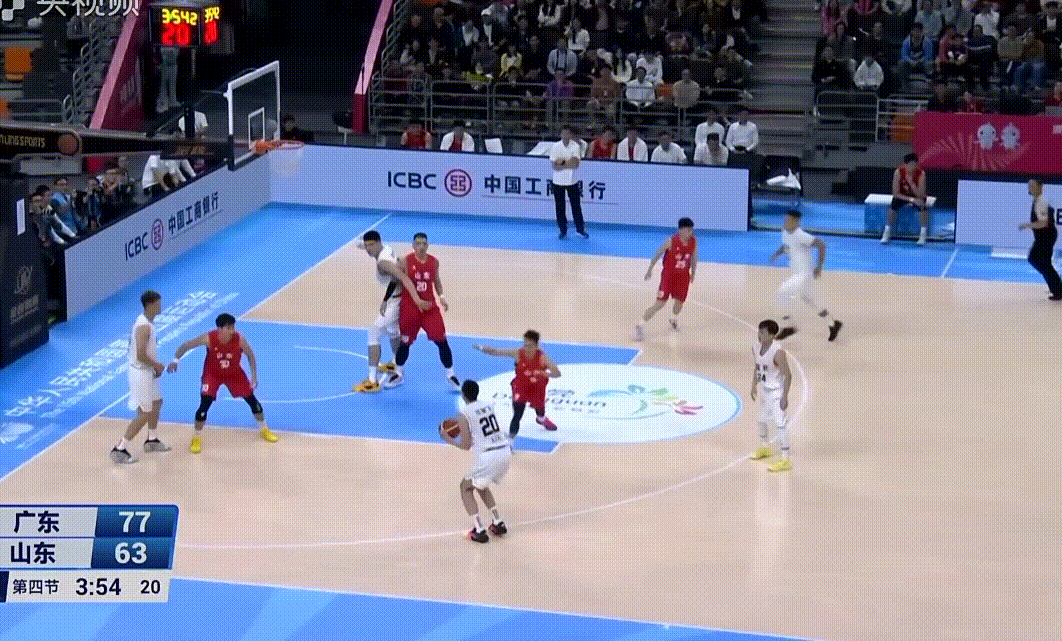 徐杰连续三分命中，广东队把领先优势扩大到20分，胜局已定，山东队体能也不太行了，