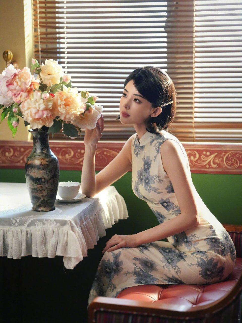 清茶、繁花、暖阳。邂逅金宝独有的温婉风韵。娜扎金宝电视剧醒来 ​​​