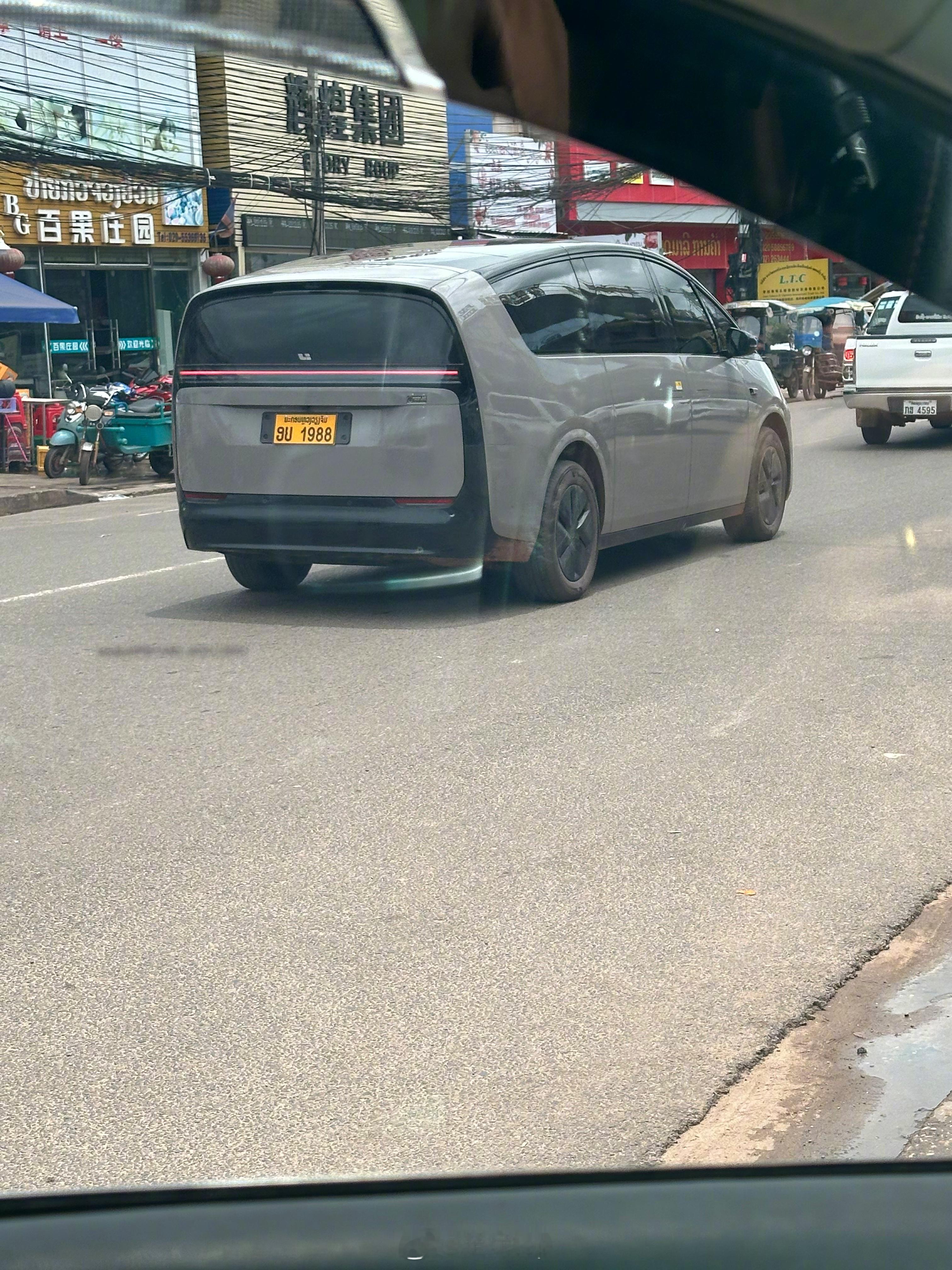 这是哪里的牌照？ MEGA都卖到国外去了。 ​​​