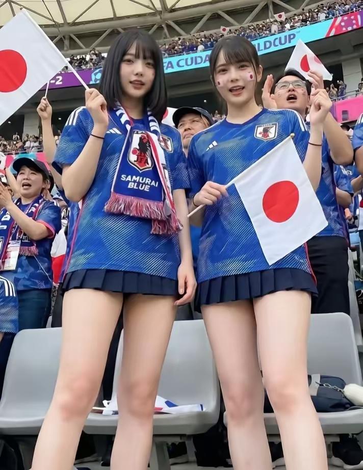 日本球迷在世界杯赛场上的热情与支持！🇯🇵🏆💙 世界杯巴西球迷 世界杯球迷