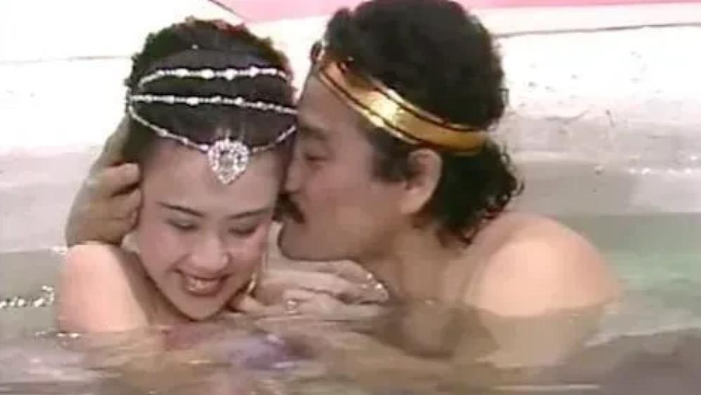 [微风]1989年，在拍摄“妲己”和“纣王”在水中嬉戏的那场戏时，56岁的达奇提