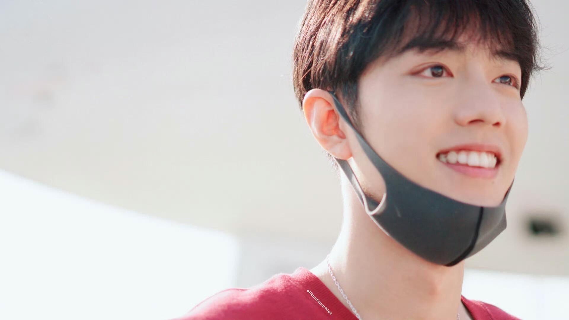 11月11日，有网友在社交平台晒19年的 ，身穿红色卫衣，笑得超灿烂，浑身透着意