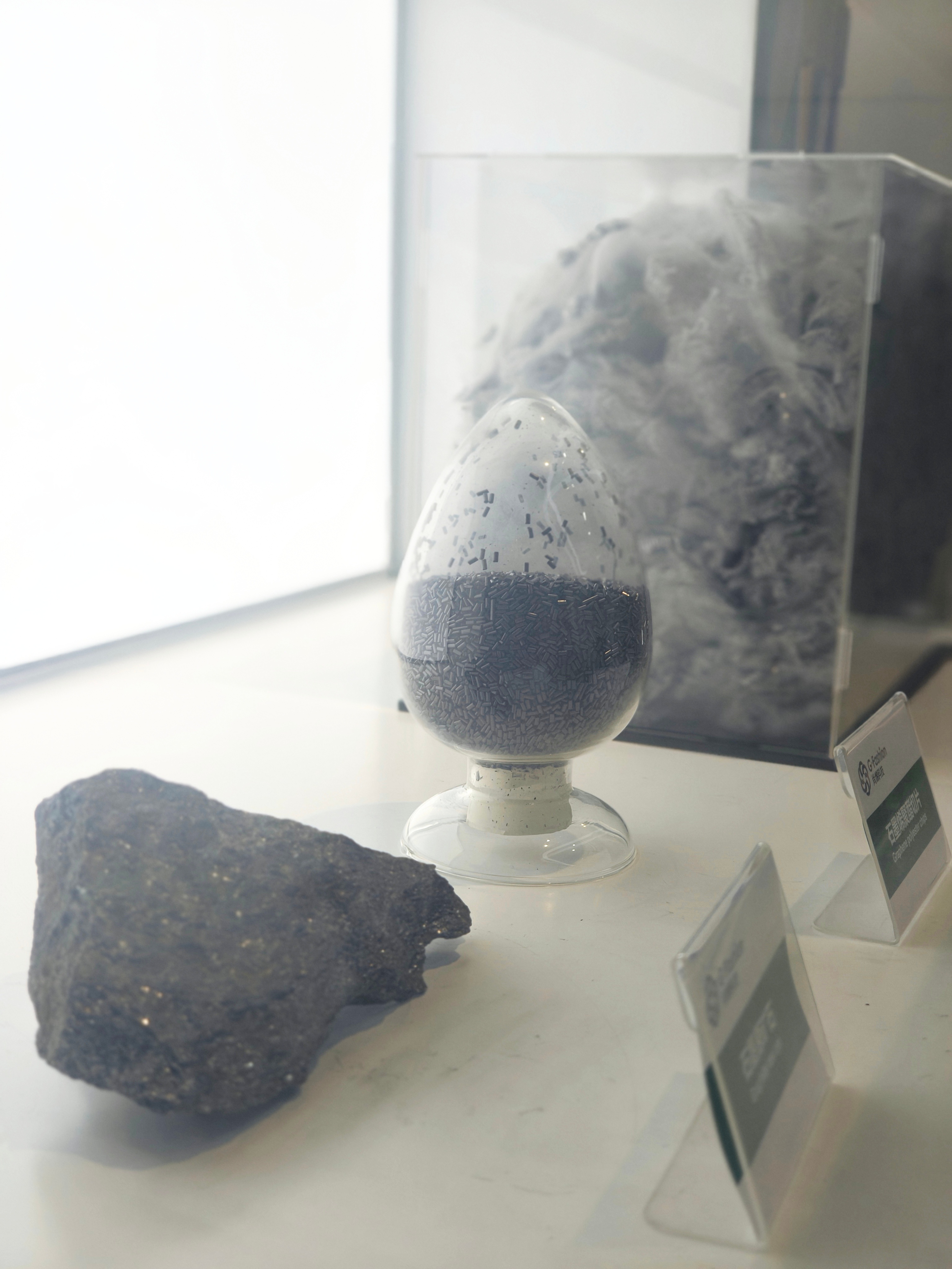 来宁波的第二站，到了镇海的国家石墨烯创新中心，逛完真的忍不住感叹，我们国产的新材