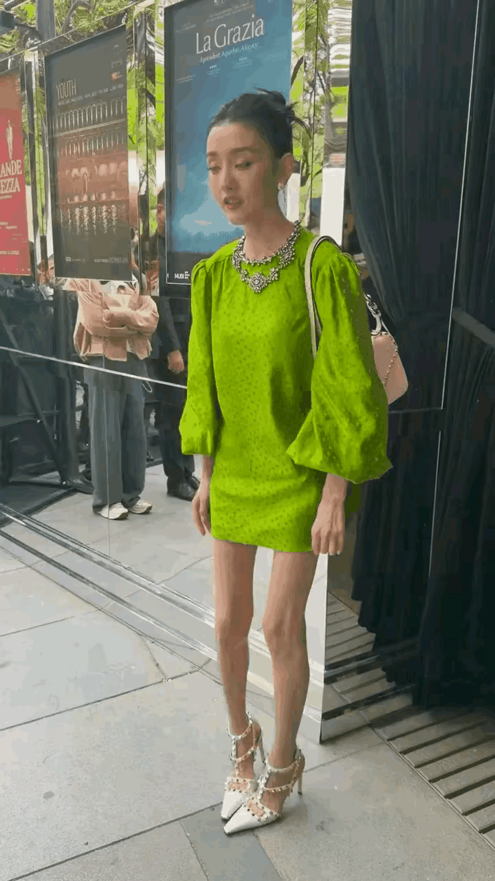 这女子长的有点像一个老电影演员，只不过显得瘦小一些，但是从脸盘和眼神上看，她是非