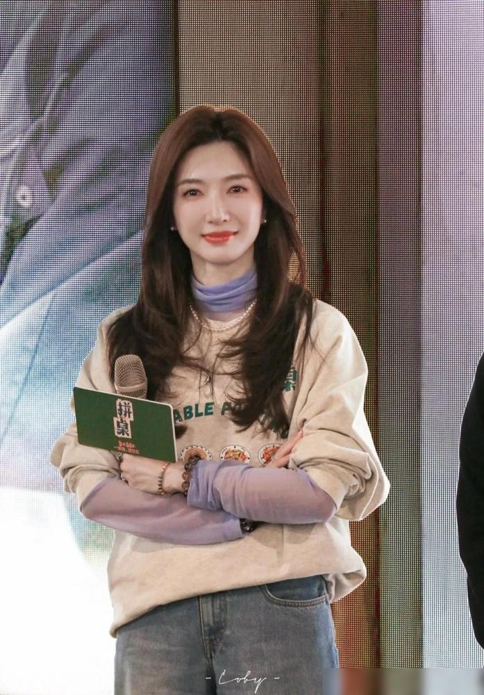 江疏影发张穿搭照，真以为她在过春天？你看看她身后藏着什么。
 
你可能不知道，2