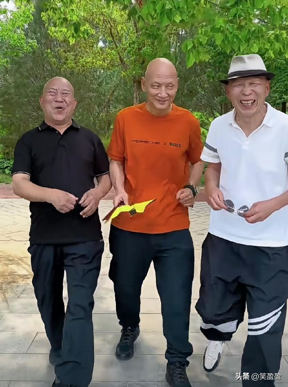 看到这三位可爱的老顽童莫名的喜悦[强]身体棒棒的，给三位优秀的老戏骨点赞[赞]