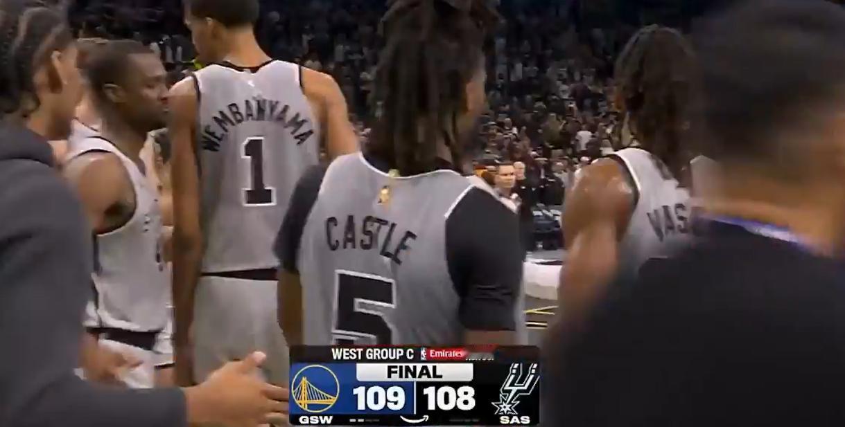 25-26赛季NBA杯赛小组赛，勇士队客场挑战马刺，今天的比赛可以说是跌宕起伏，