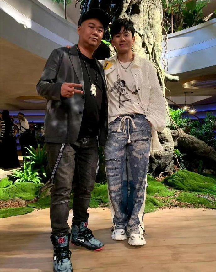 歌手苟伟去世后，
让我对人生看得更加通透了：

首先，不要因为生活中的琐事而烦恼
