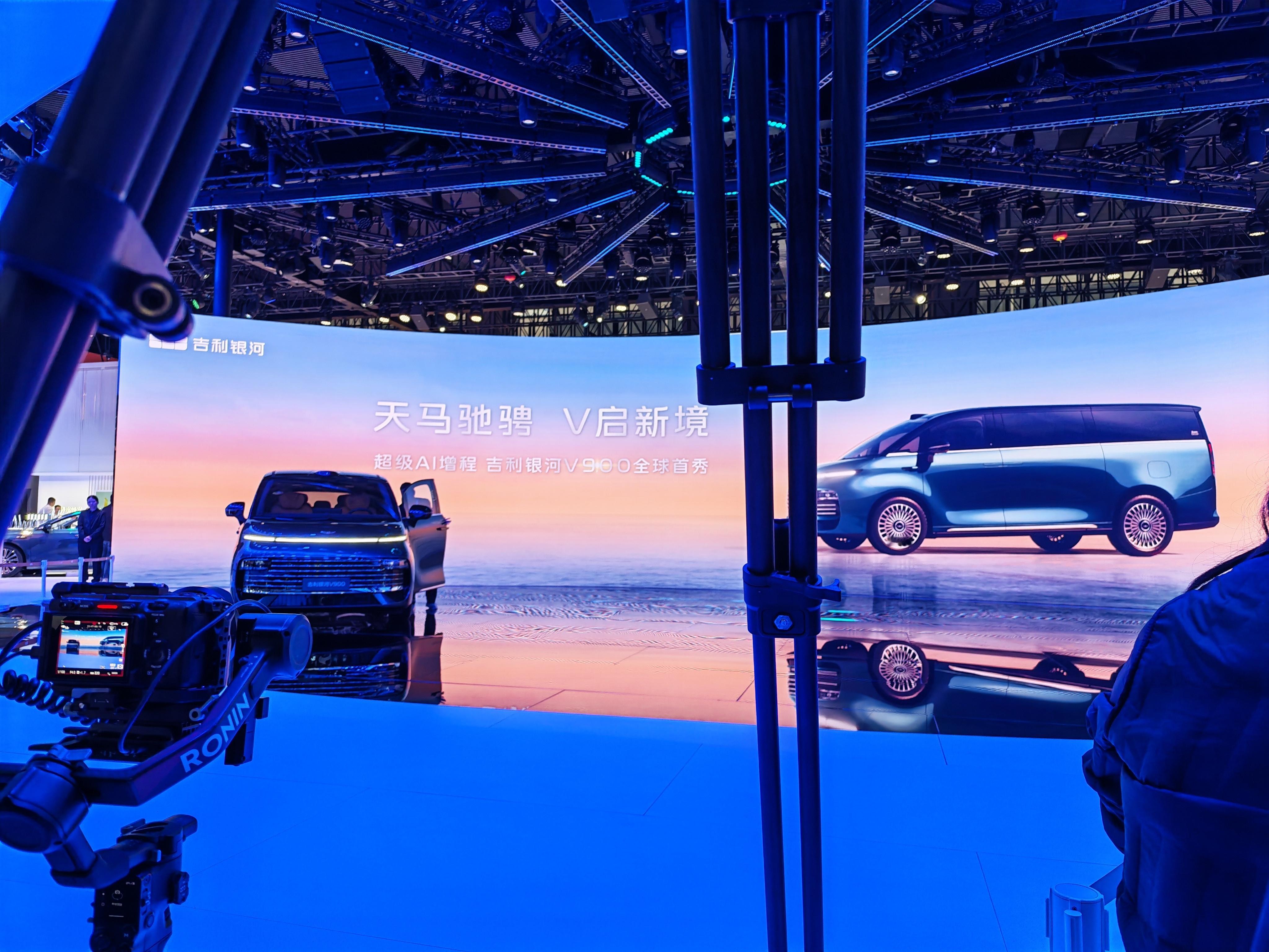 这车换了新的“天马”车标，看着就挺有档次，质感直接拉满。还用了最新的AI增程技术