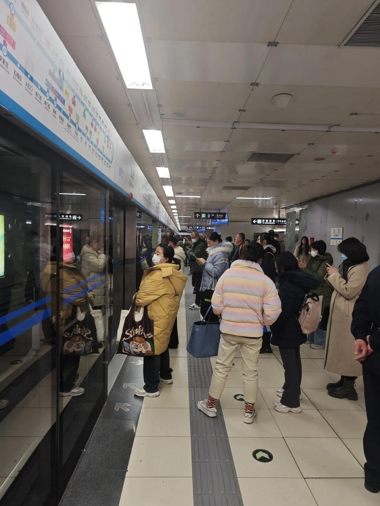 经常坐地铁，大都市里的女人：
纹眉的女人越来越多了：五花八门
结婚的女人越来越少