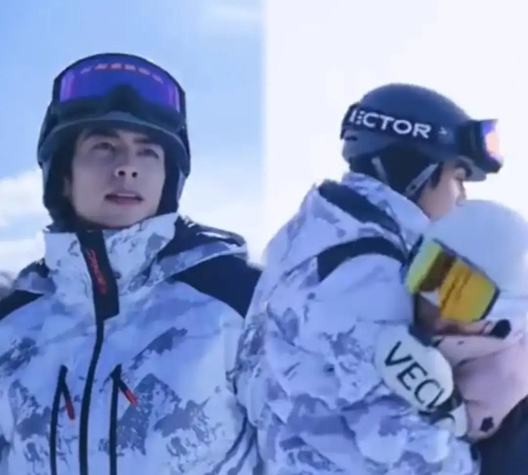 滑雪替身一句话：摔是真摔，疼是真疼。
 
导演一句“直接扑”，替身姑娘从坡上冲下