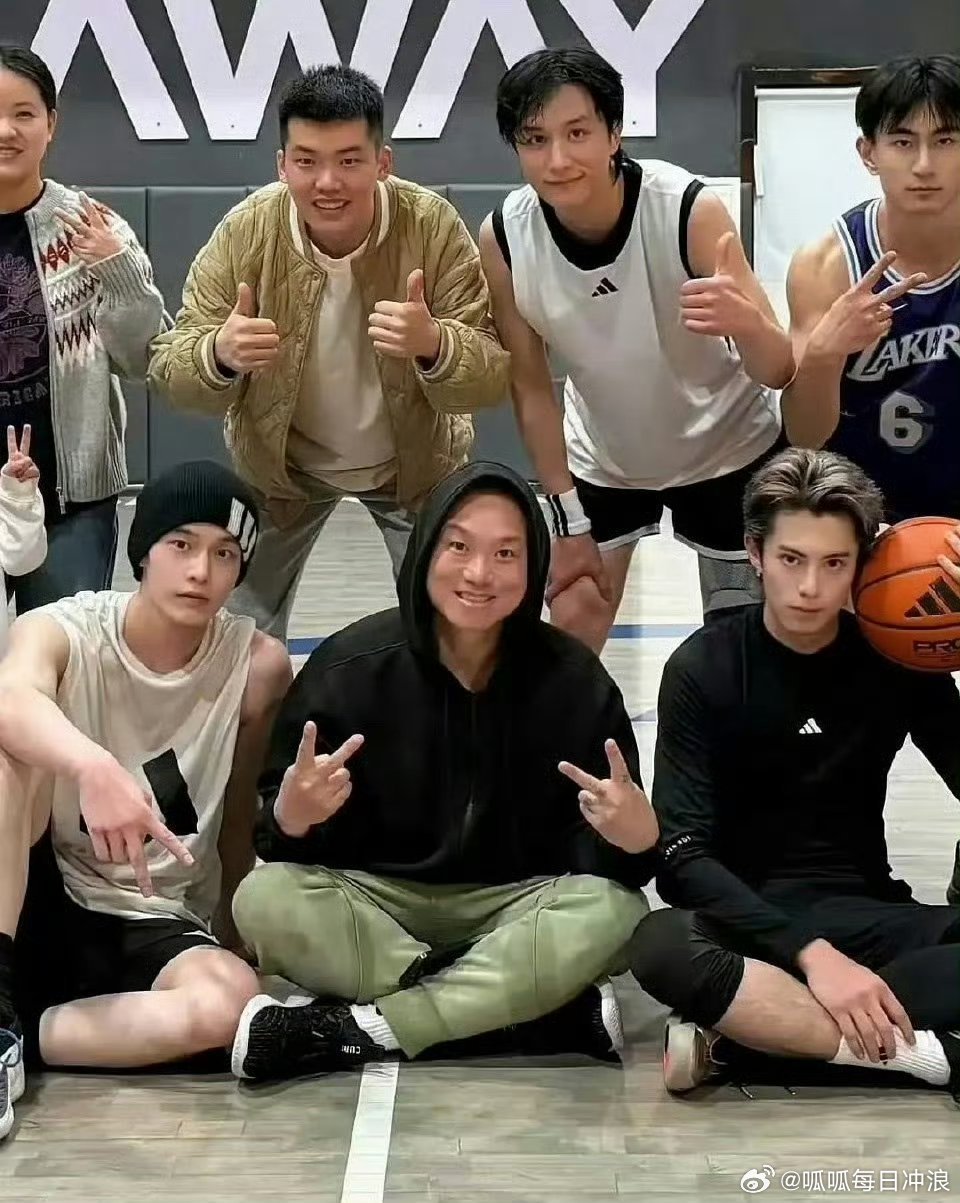 王鹤棣何与两大帅哥合照，一起去打篮球了！来看帅哥素颜如何～ 