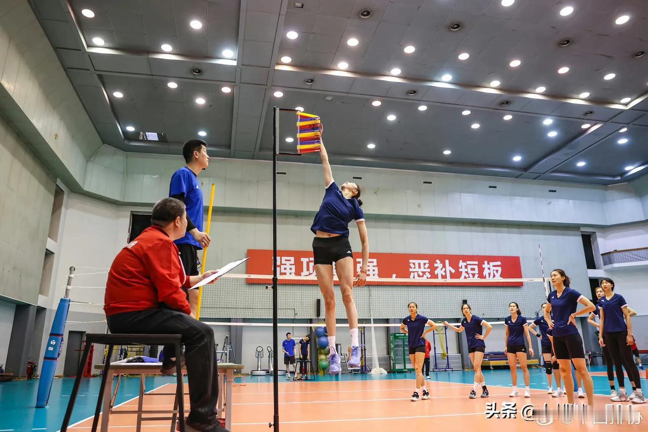 李盈莹弹跳令人，队友目瞪口呆
       正在北京体育总局训练中心集训的女排国