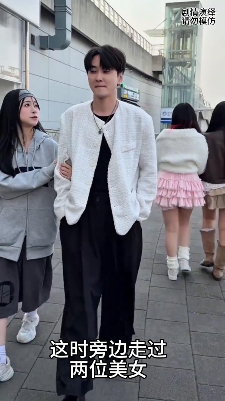 情侣正走时男友想看旁边路过美女，下一秒女友的做法太有才了。
一对情侣正在街上走，