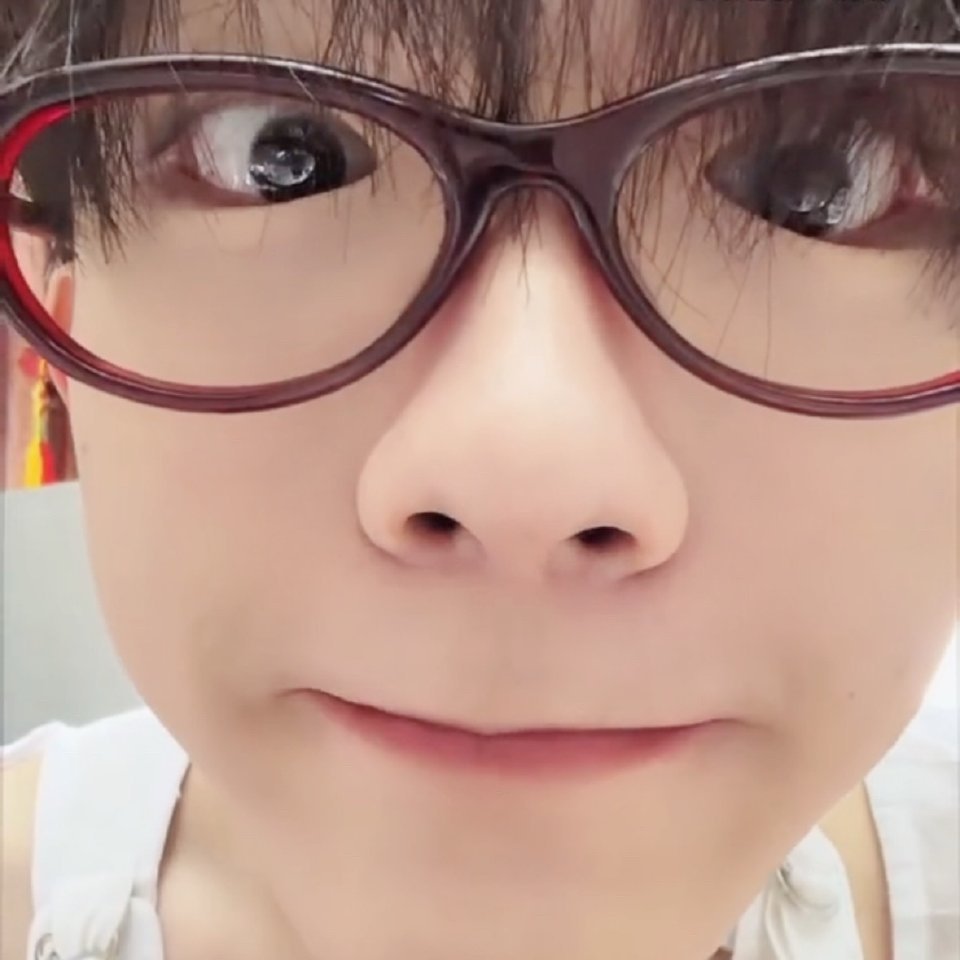 【4793】每天在工位上打开家庭摄像头就看到小狗顶着鼻筒子眼巴巴盯着镜头，心思已