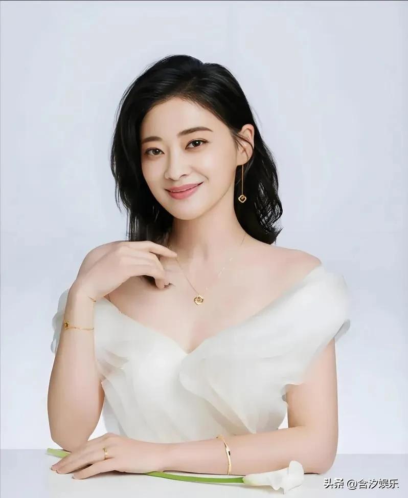 很多人不知道梅婷有过三段婚姻。她第一任丈夫是叶挺的孙子叶大鹰，叶大鹰是电影导演，