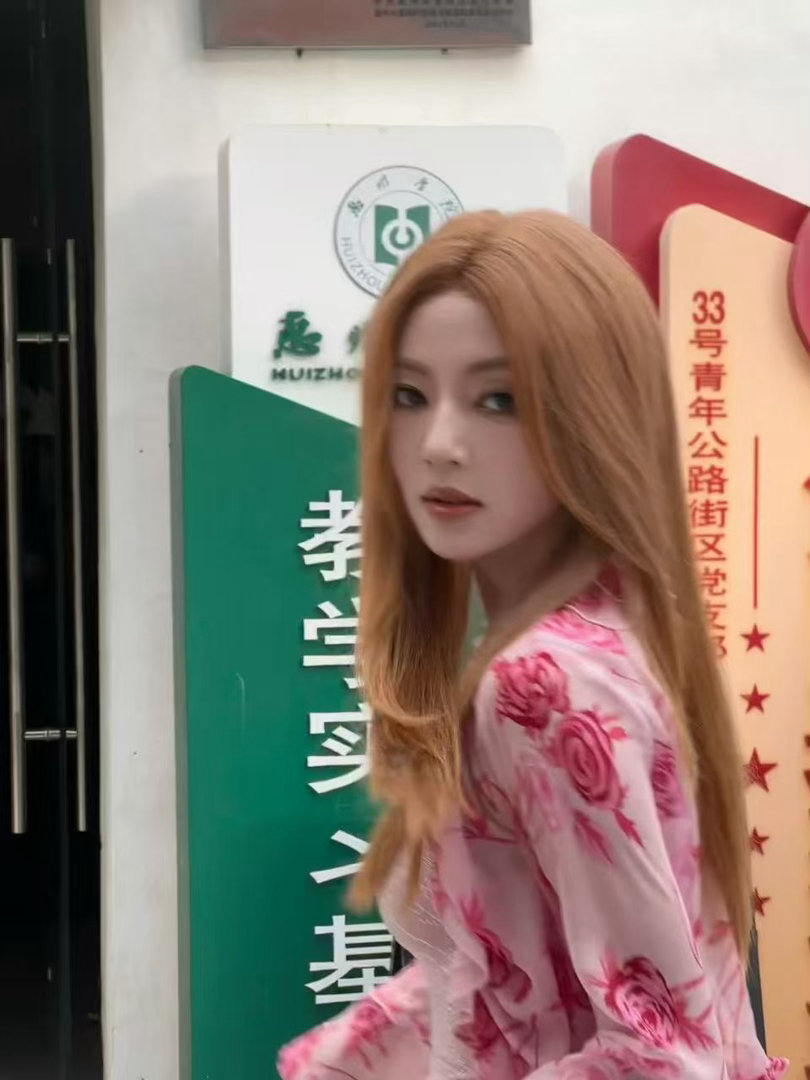 何瑞贤在野狗骨头是自己化妆 何瑞贤演涂莉连妆都亲自上手，复古感拿捏得恰到好处，这