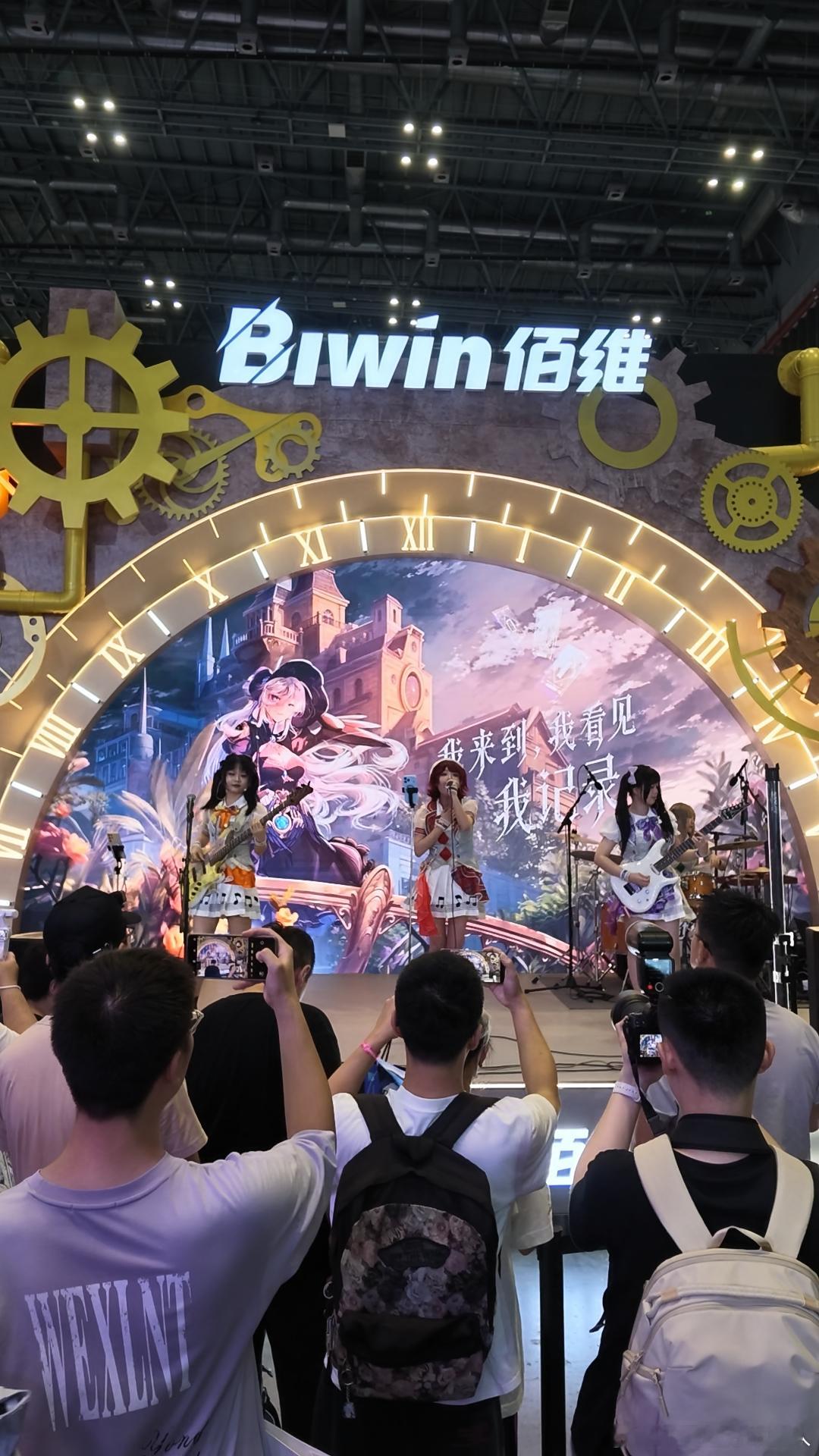 大量海外观众发布实拍视频夸赞BW，从前我们主动奔赴海外漫展，如今换成各国爱好者专