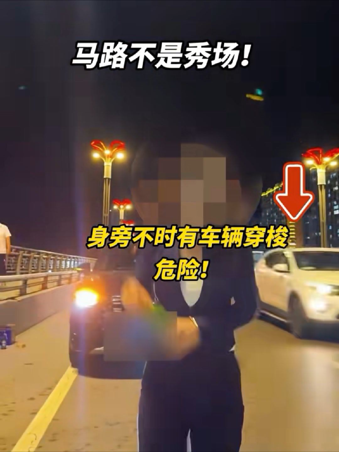 最近一打开短视频平台，就是各种BGM“池塘的水满了”，车子就停在路边，司机拿着两