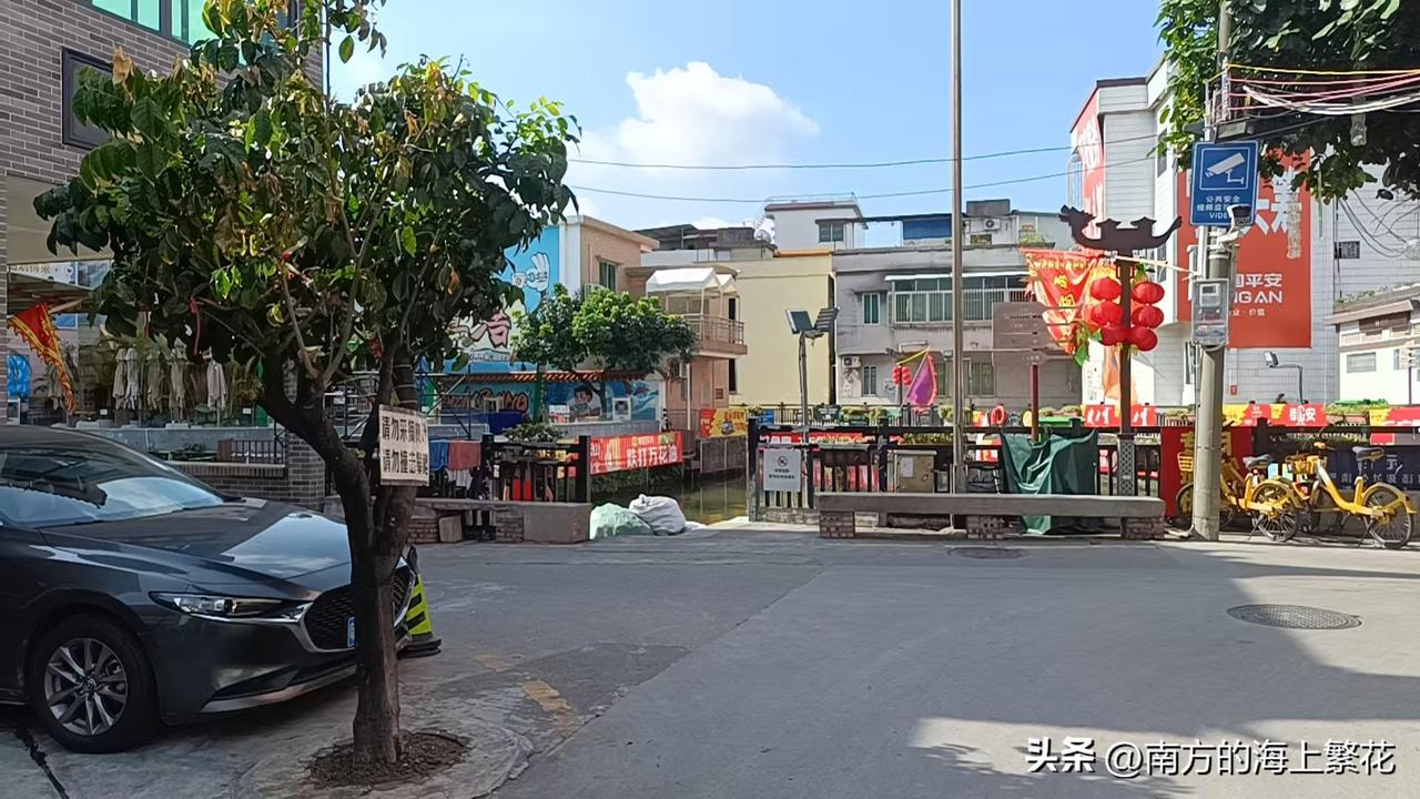 好险啊，刚刚就差那么一点，我都替他担心。
我骑车去菜市场买菜，经过十字路口的时候