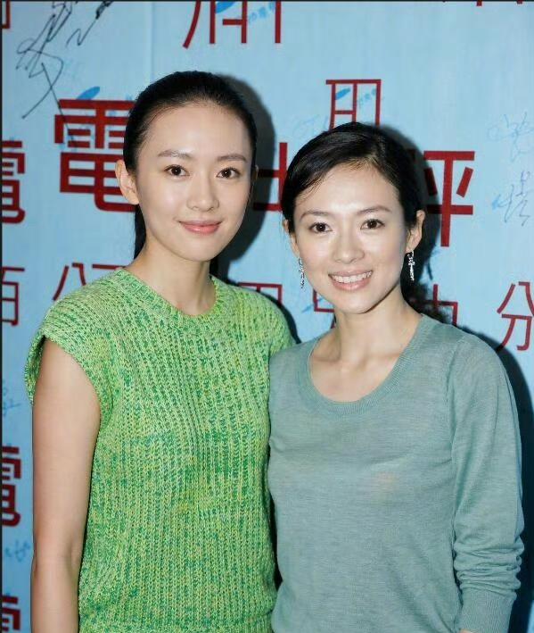 无意间翻到了一张章子怡和童谣的合影，两个人长的好像，怪不得童谣当年出道时，就被称