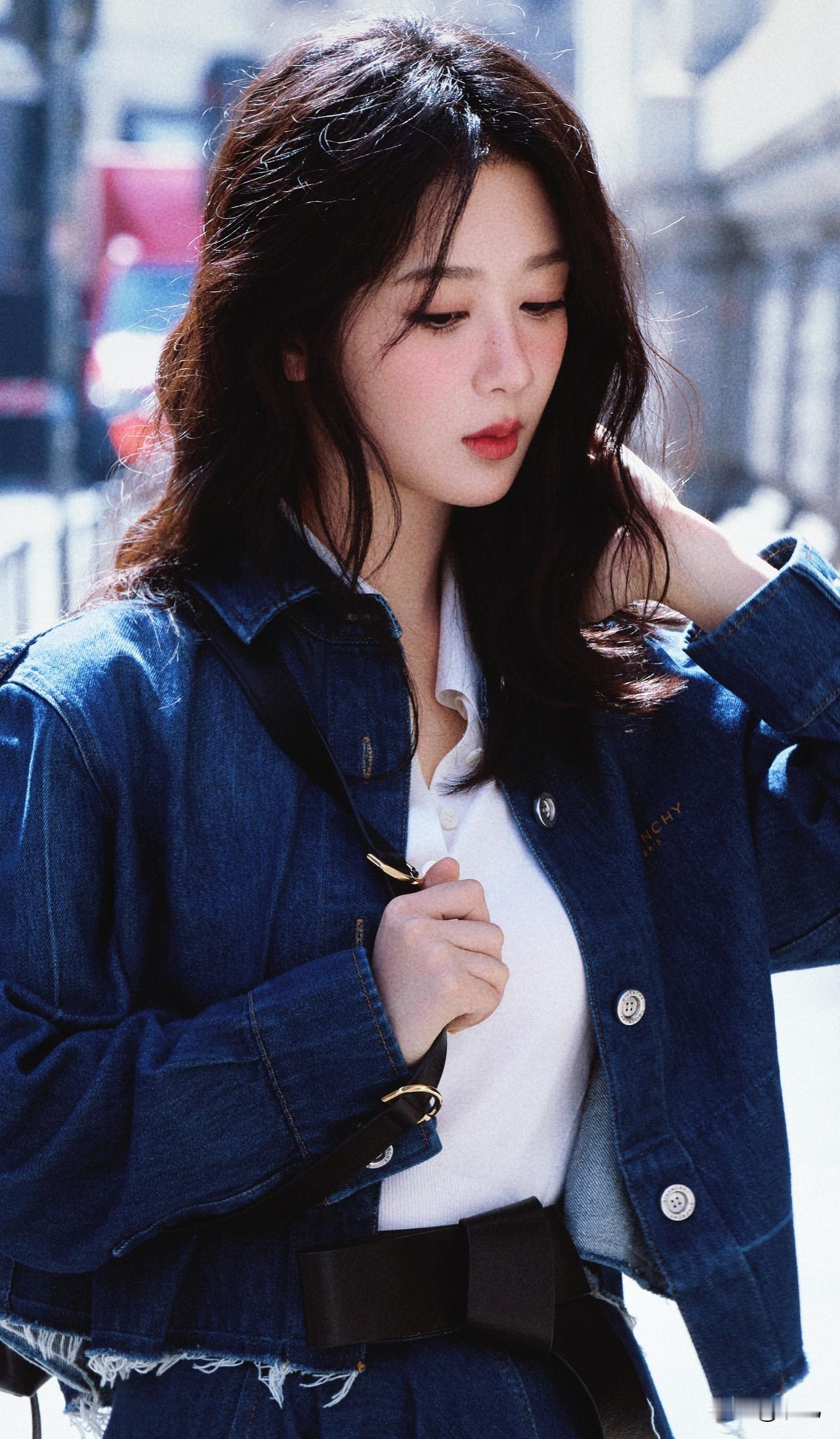 杨紫牛仔套装


杨紫牛仔套装休闲风，杨紫看上去还是那么清纯可爱！