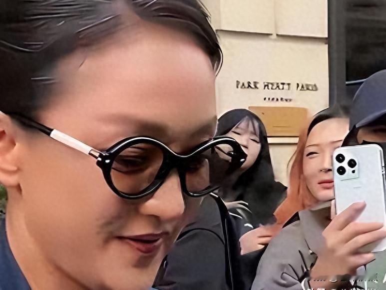 白发照刷屏了，全网吵她老得不像样，可她正在菜市场讨价还价。
上周刷到周迅在巴黎街