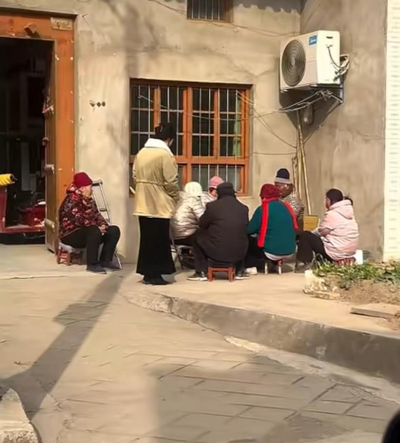 兄弟去相亲，看中相亲女的闺蜜：“我宁愿多花彩礼也不要你”！
---
我今年25，