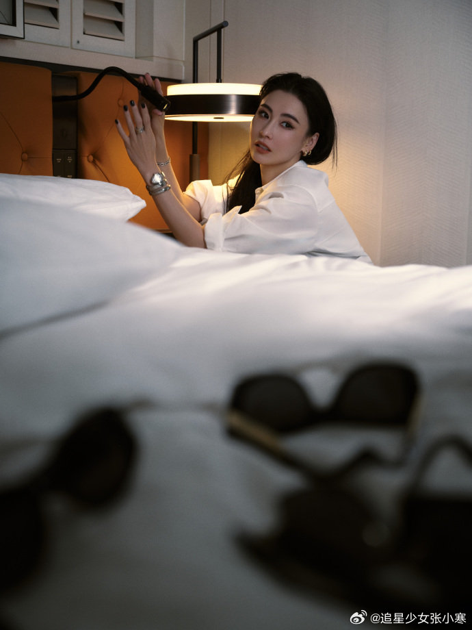 张柏芝有好多墨镜 张柏芝出门带一堆墨镜慢慢挑的样子也太真实了吧，感觉每个女生出门