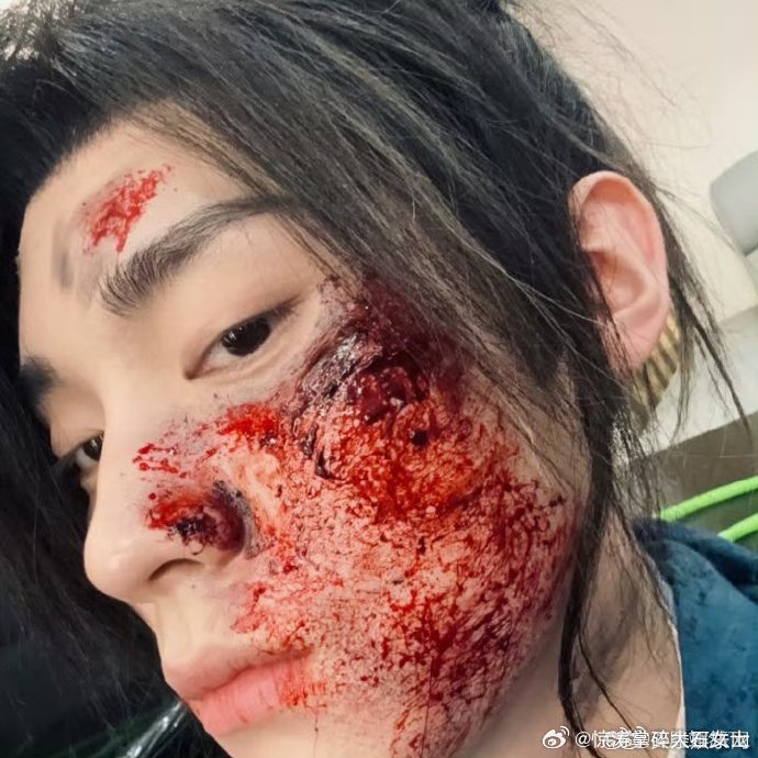 周翊然晒慕清晏战损妆周翊然是正是魔 慕清晏战损造型曝光！周翊然把破碎美感拉满，是