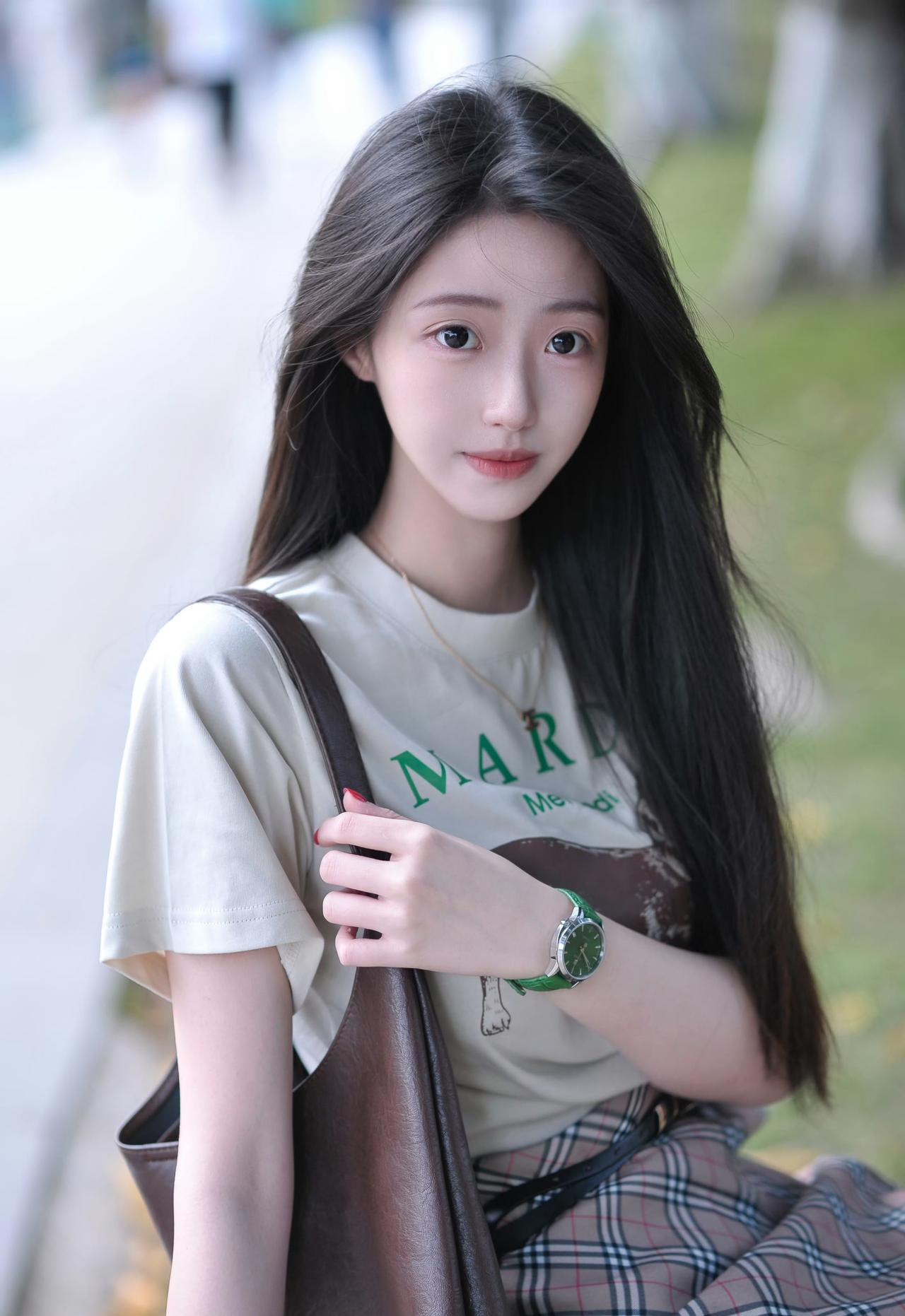 简单的穿搭，自在的心情，连风都变得温柔起来。