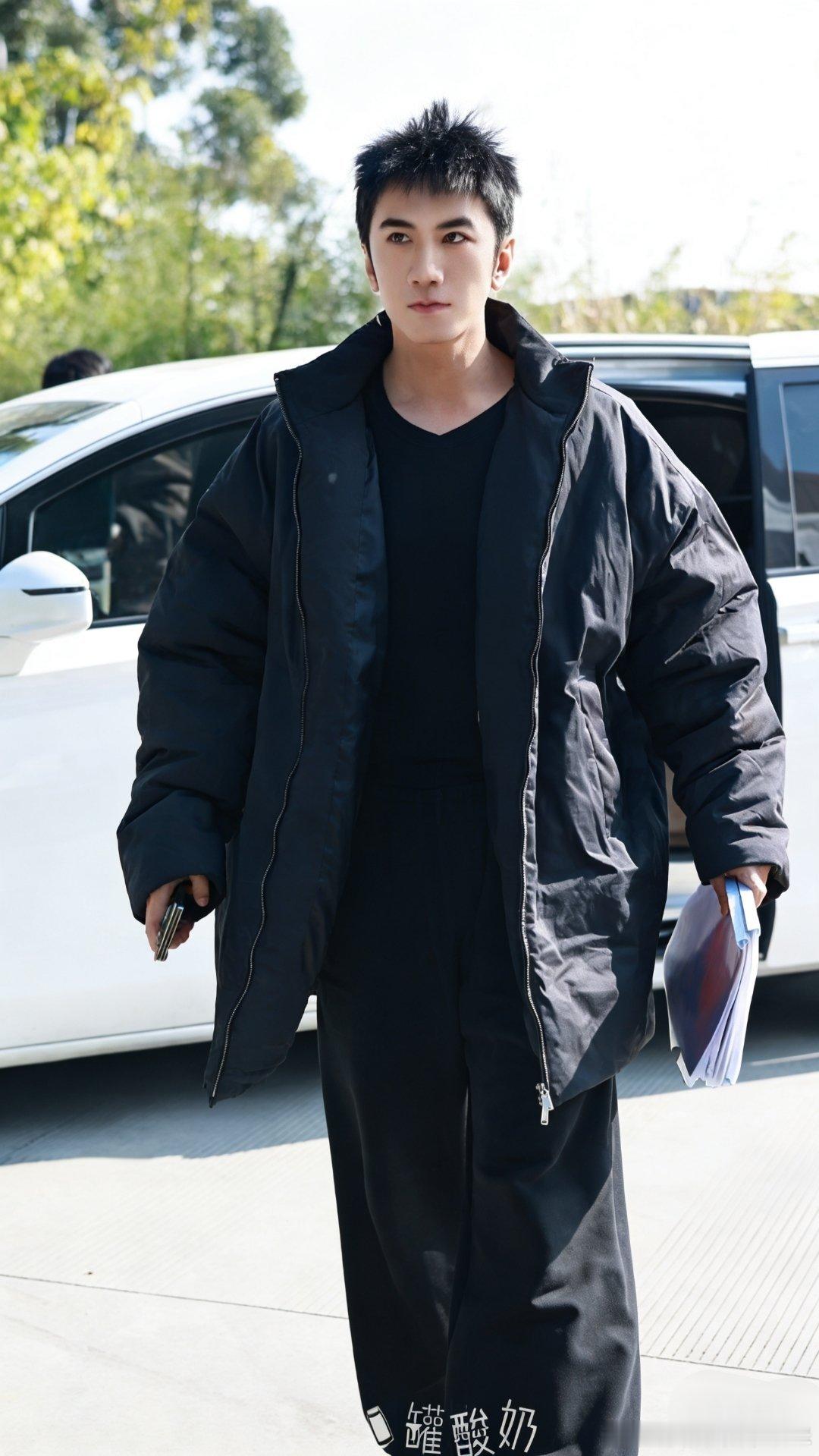 现在明星请剧组喝奶茶是不是也卷起来了？不光要请，还得有个可可爱爱的黑板报公示一下