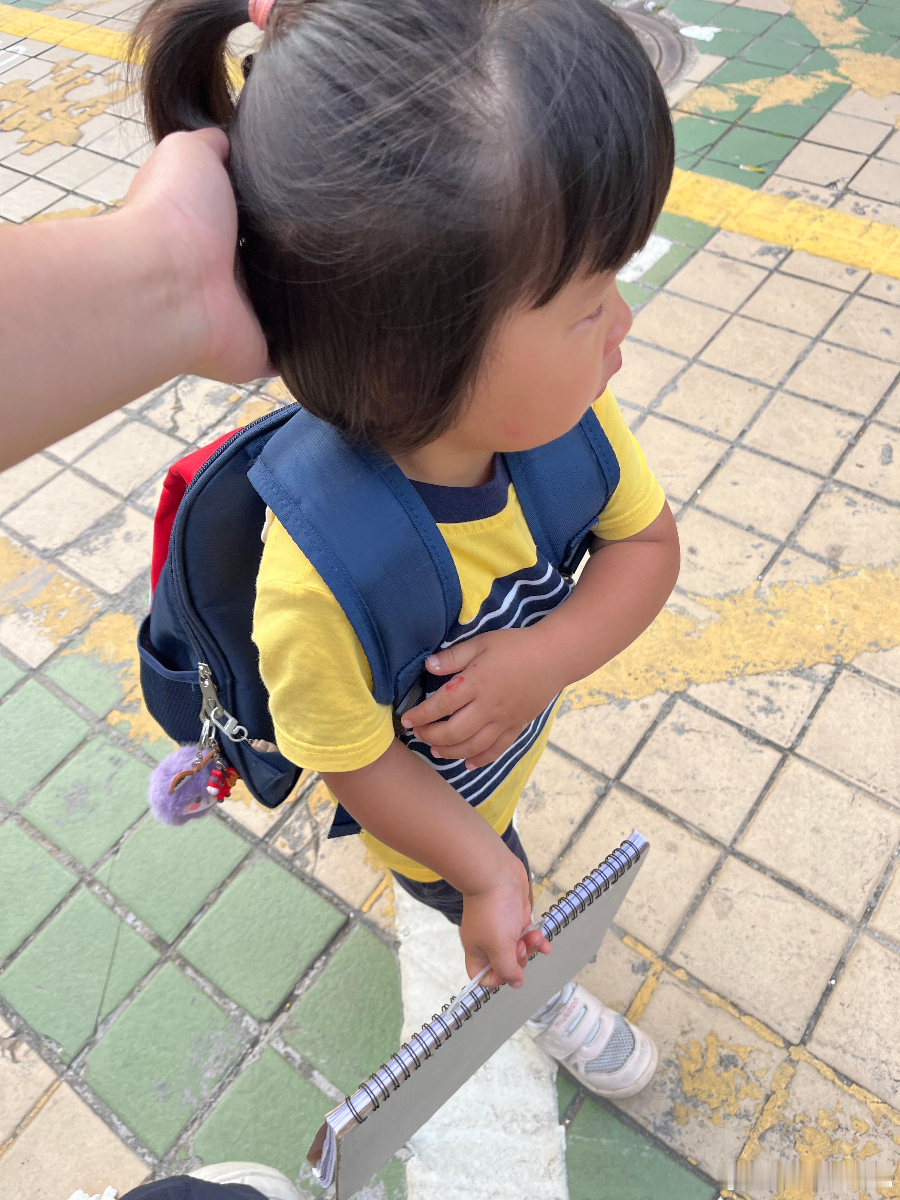 心情不佳，没睡够，昨晚和爸爸玩到11点才睡，难得回来，吃完晚饭他还说去哪里，我说