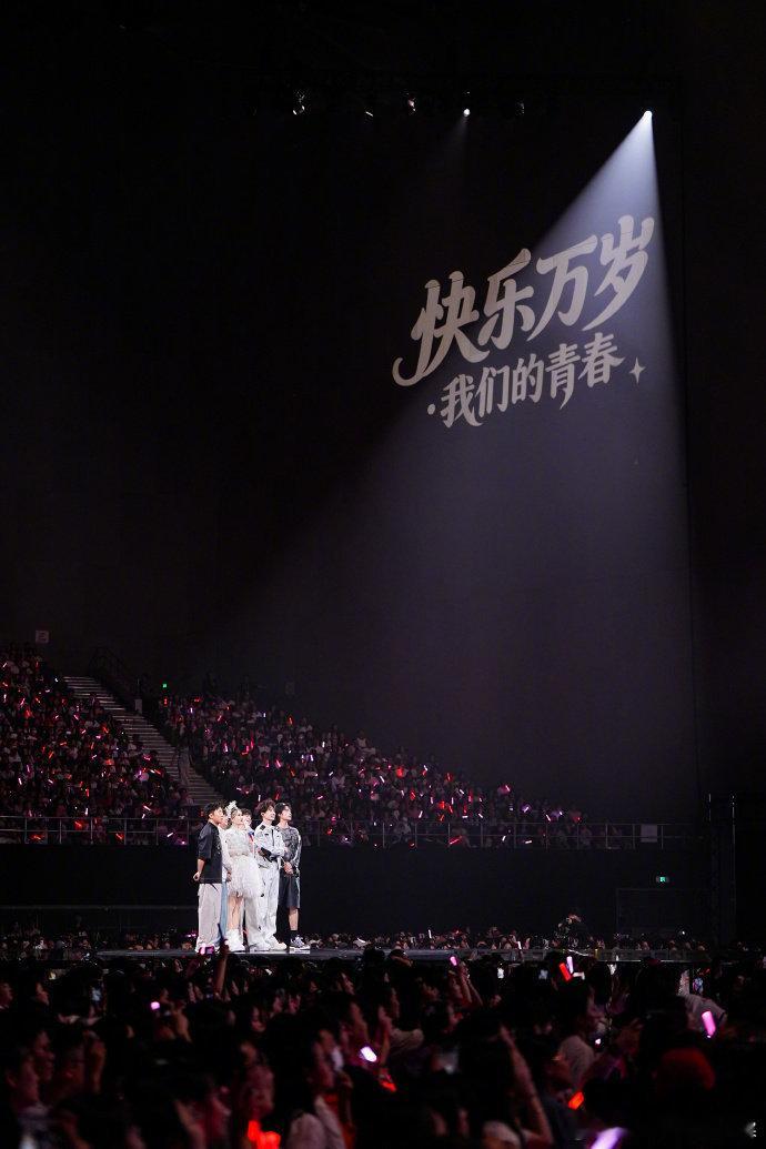 谢娜晒演唱会合照谢娜发了演唱会合照谢娜晒演唱会合照，何炅在谢娜演唱会的看台上，拿