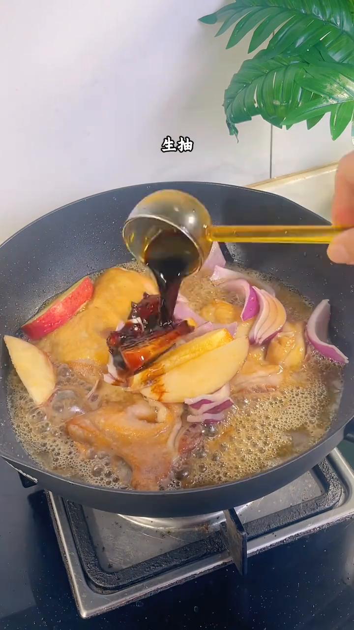 可乐鸡排。
·一个鸡腿、两个鸡腿、三个鸡腿，两面煎至金黄色。
·洋葱、苹果、可乐