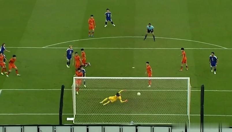 靠，雪糕吃一半都摔地上了，这球对方推阵地推得太好了，这日本队打阵地怎么水平这么高