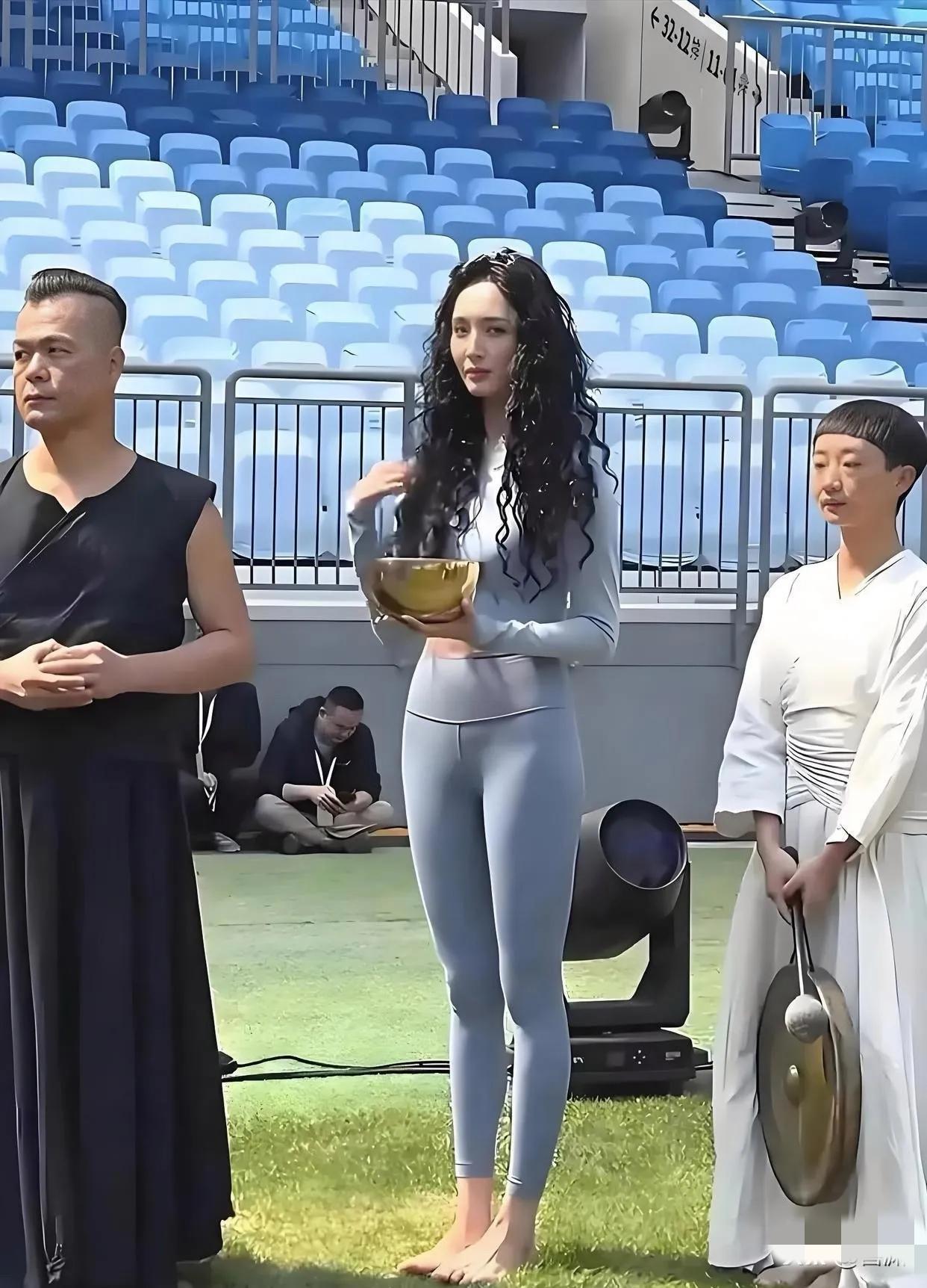 我滴个天！万万没想到啊！她本人比电视里还要漂亮，难怪那么多人喜欢她。