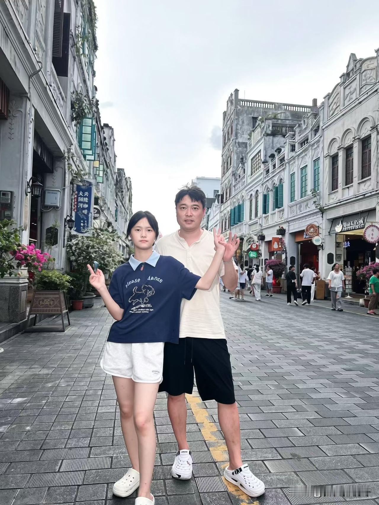 在街头摆出V字手势比个V手势 v。。。 女孩比心 手比v字手势 手部比心 V字微