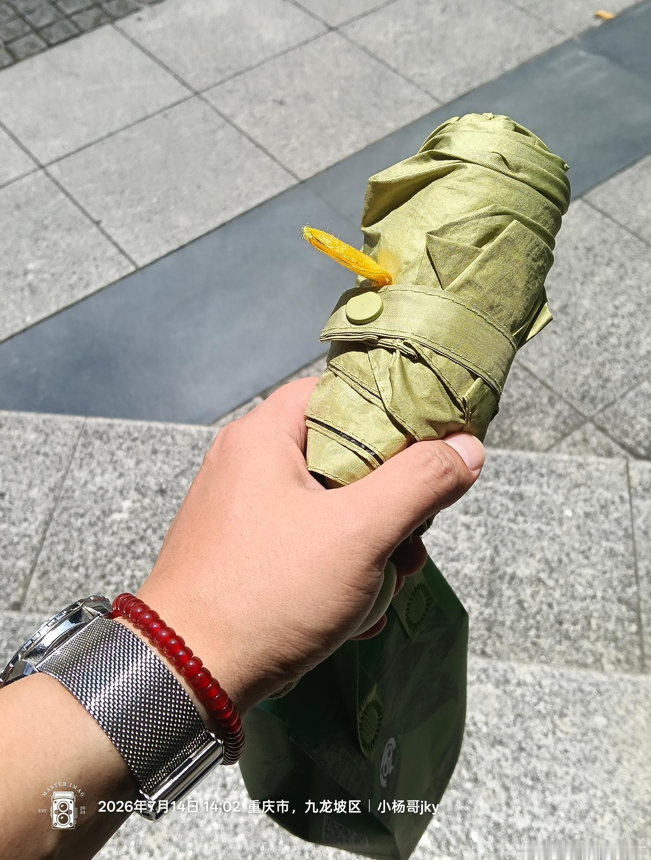 太热了
帽子覆盖面都不够用了
果断打把伞出门

重庆这个天气，必须​摒弃男性不能