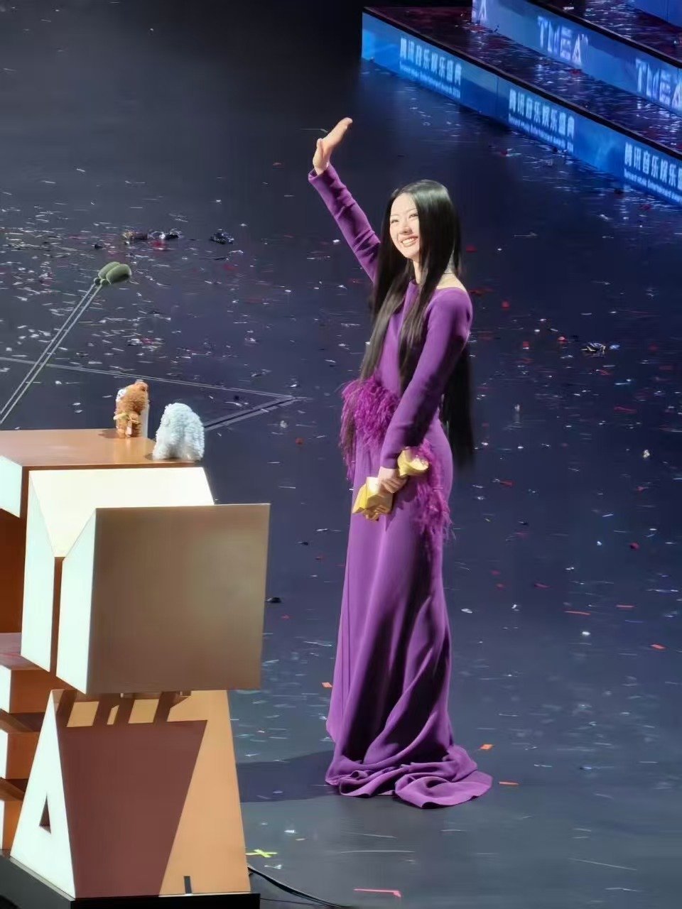 单依纯二封内地最佳女歌手 二度加冕内地最佳女歌手，属于单依纯的音乐版图还在继续扩