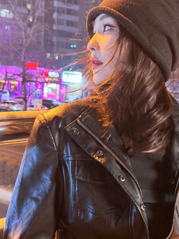 白鹿皮衣冷帽造型 白鹿夜晚街头随拍，皮衣冷帽造型又美又飒，今晚继续看李佩仪白鹿今