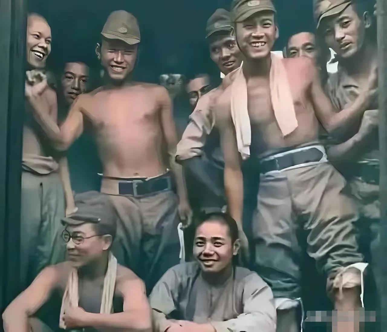 日本投降后，那些被遣返的日本兵，踏上回家之路的那一刻，脸上满是喜笑颜开。难道他们