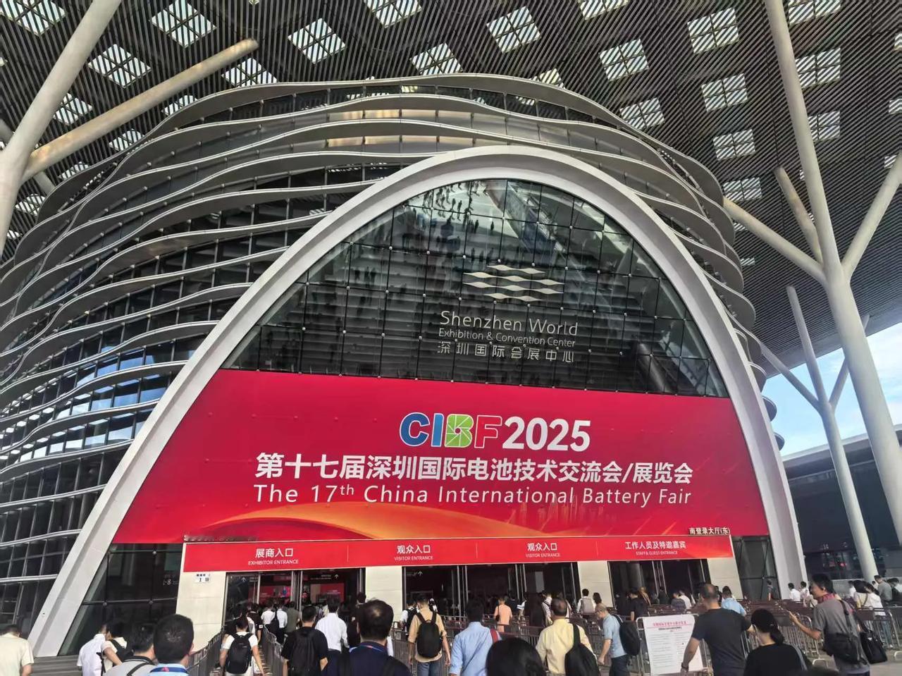 这是上个月在上海参加国际电池交流会，会上学到了很多知识，了解到固态电池的发展，以