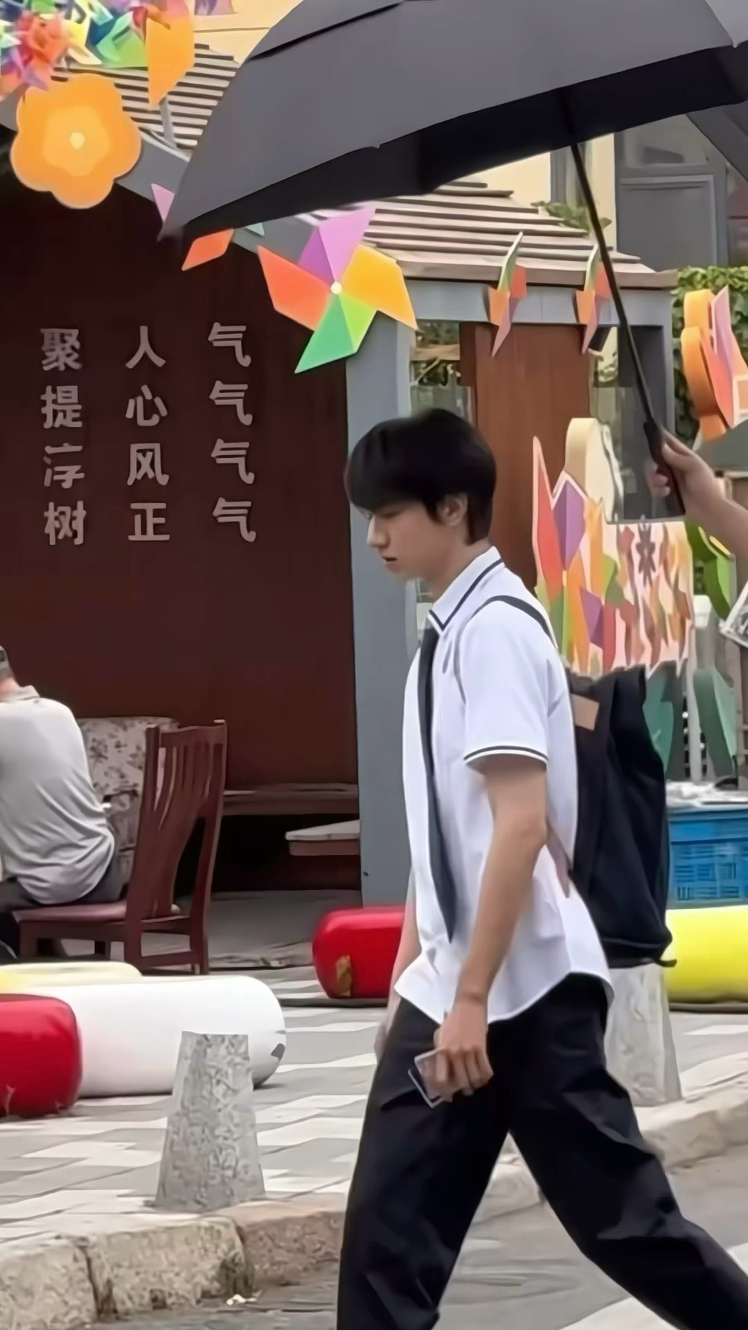 依旧丝滑~走路走着走着来了段抖肩舞林一宋逢夏