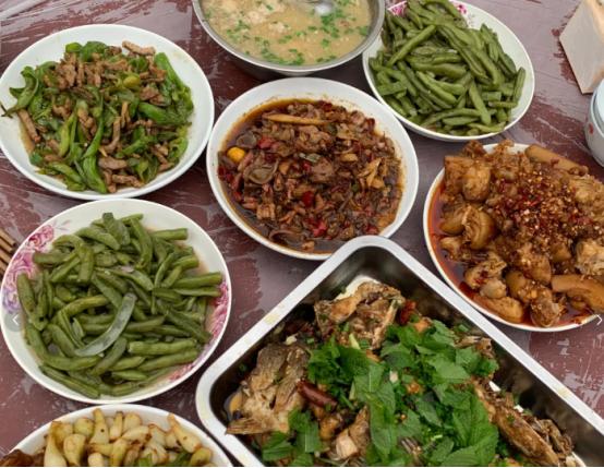 泪目！舅舅70岁生日，我给他买了一身衣服和2箱白酒，又给了3000元，临走时他塞